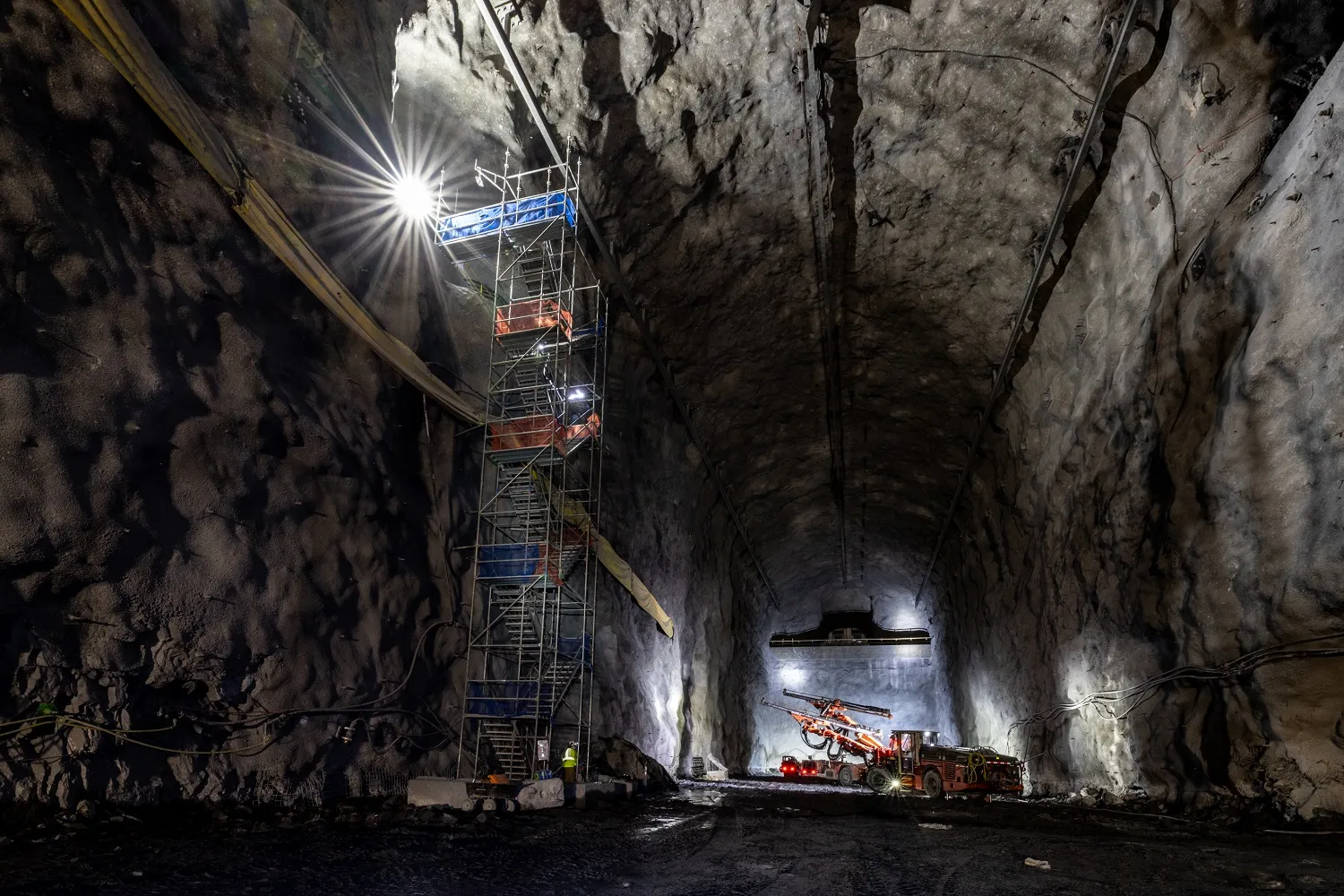 Interior das cavernas que albergarán os detectores de DUNE no Laboratorio Subterráneo de Sanford, en Dakota do Sur (EUA). Cada unha delas ten case 160 metros de lonxitude, 20 de anchura e 28 de altura:  / Crédito: Matthew Kapust, Sanford Underground Research Facility.