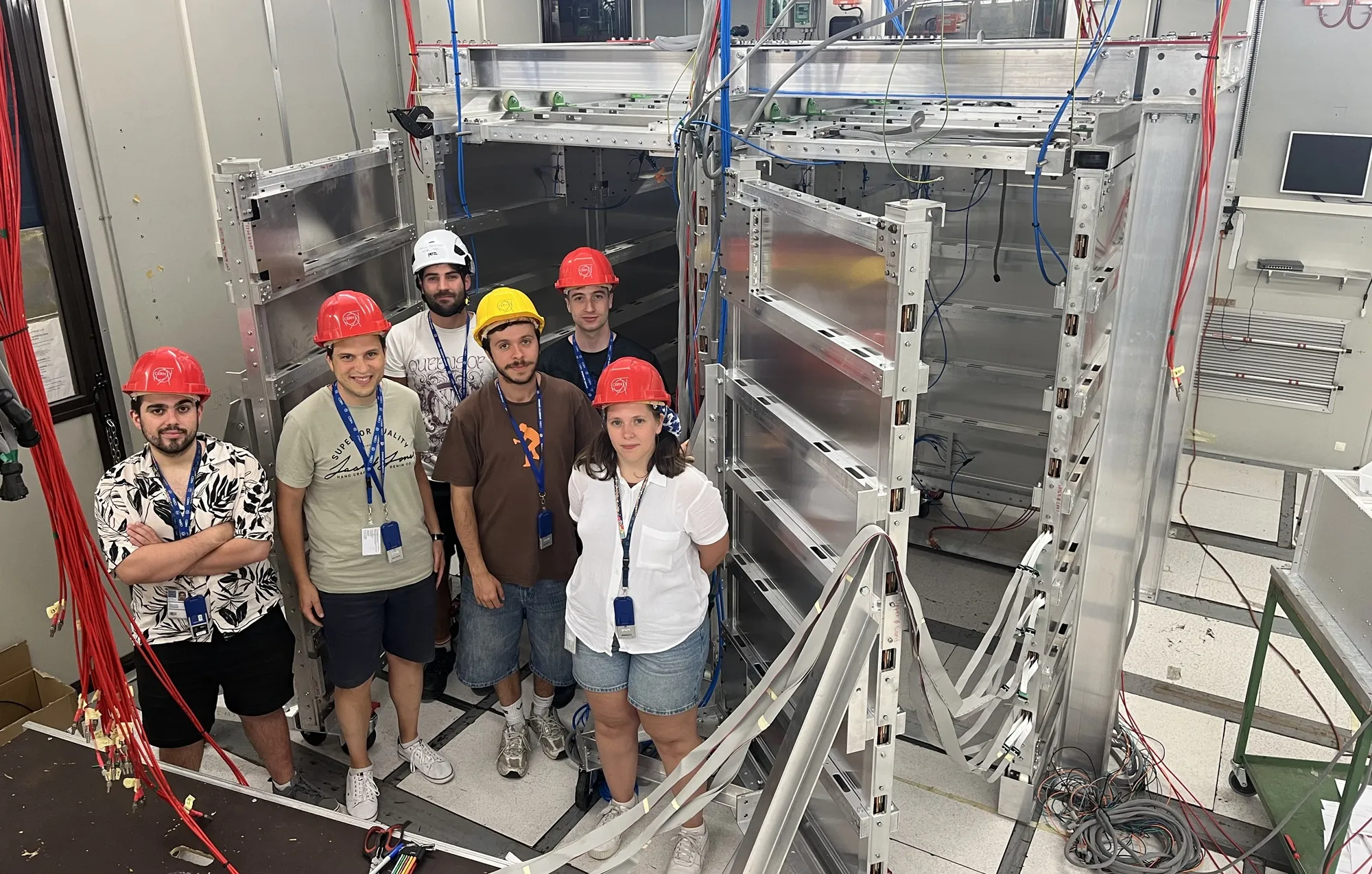 Parte do equipo do IGFAE que desenvolveu o prototipo de Codex-beta, xunto ao detector instalado no LHC do CERN.